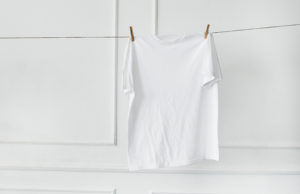 ¿Cómo eliminar manchas amarillas de las camisetas blancas?
